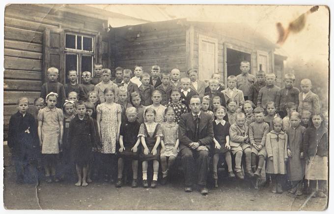 Mokiniai su mokytoju Žiežmariu prie Šunkiškių pradžios mokyklos